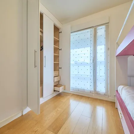 Family Retreat With Views, Terrace & Parking