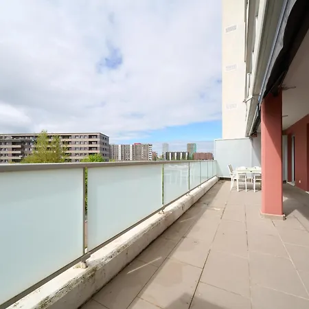 Family Retreat With Views, Terrace & Parking