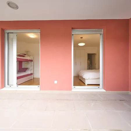 Family Retreat With Views, Terrace & Parking Apartment *